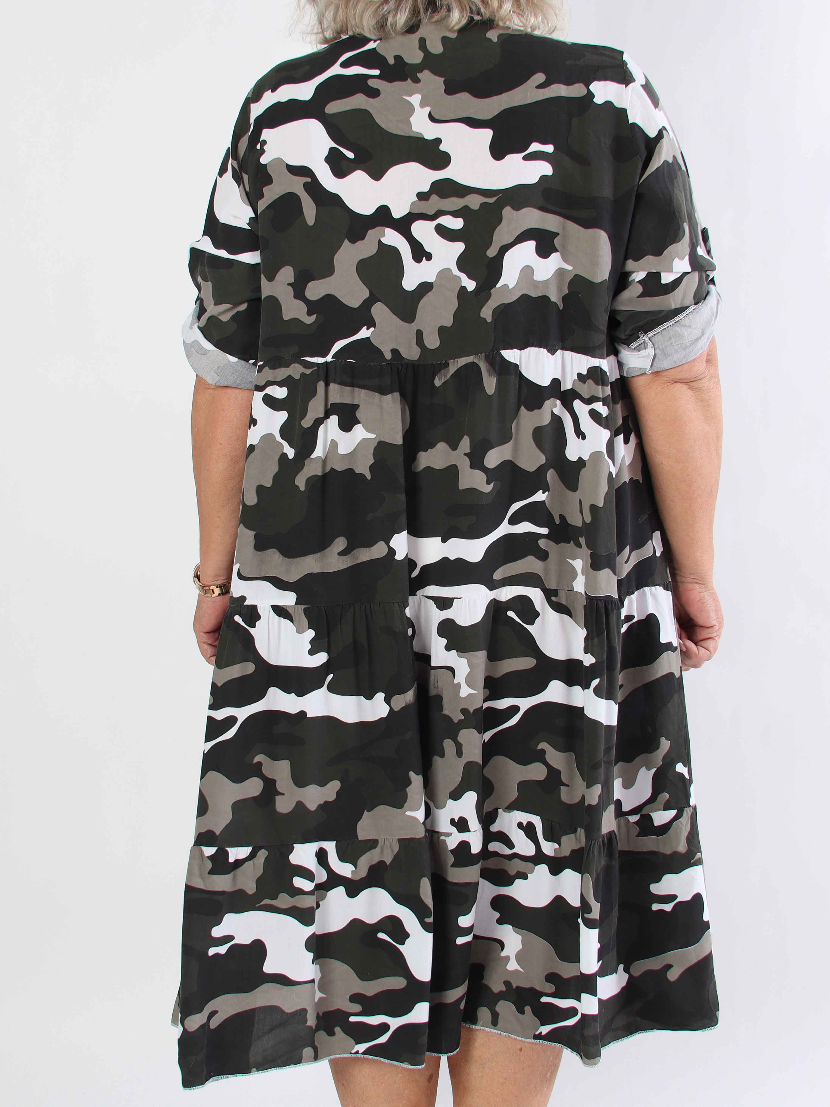 Dotti Camo - Kjole med camouflageprint i viskose med lag på lag look